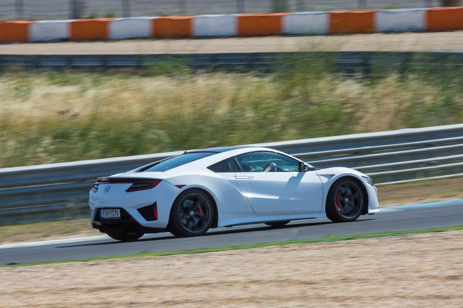 Honda NSX 2016 года  (UK) (фото 2 из 120)